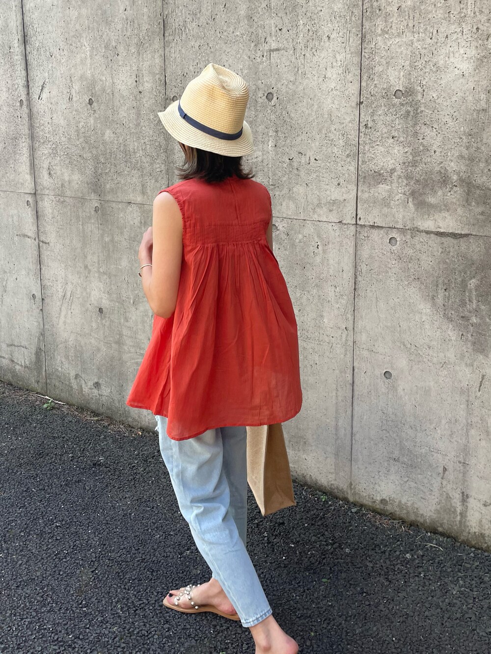 レッド系のシャツ/ブラウス、ブルー系のデニムパンツ、ブルー系のトートバッグを着用したレディースの夏コーディネートの4枚目の写真