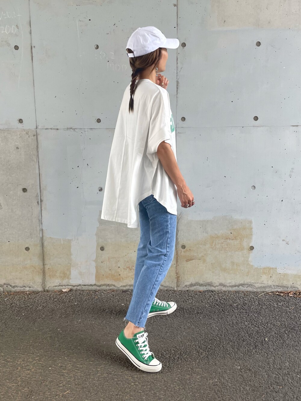ホワイト系のTシャツ/カットソー、ブルー系のデニムパンツ、グリーン系のスニーカーを着用したレディースの夏コーディネートの3枚目の写真