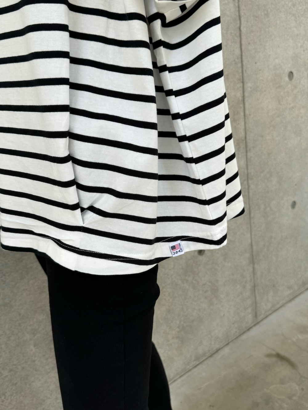 ホワイト系のTシャツ/カットソー、ブラック系のその他パンツ、その他のエコバッグ/サブバッグを着用したレディースの夏コーディネートの5枚目の写真