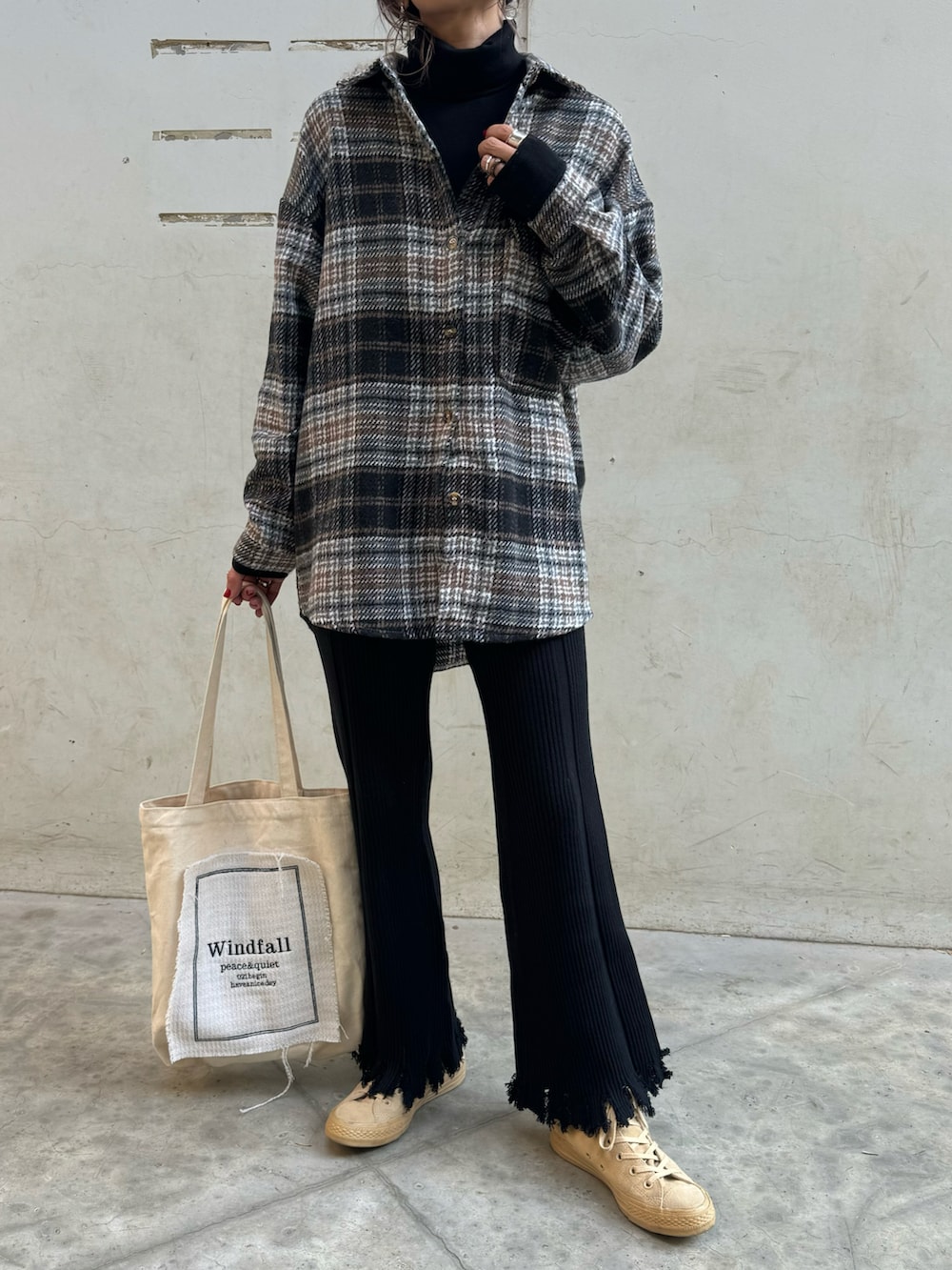 ブラック系のシャツ/ブラウス、ブラック系のその他パンツ、ホワイト系のトートバッグを着用したレディースの冬コーディネートの2枚目の写真