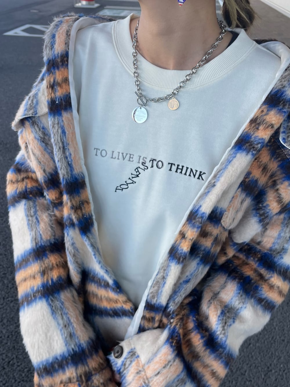 ベージュ系のシャツ/ブラウス、ホワイト系のスウェット、ブラック系のその他パンツを着用したレディースの冬コーディネートの4枚目の写真