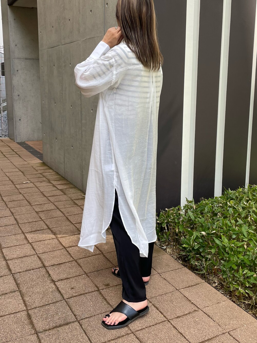 ホワイト系のシャツ/ブラウス、ホワイト系のTシャツ/カットソー、ベージュ系のショルダーバッグを着用したレディースの春コーディネートの2枚目の写真