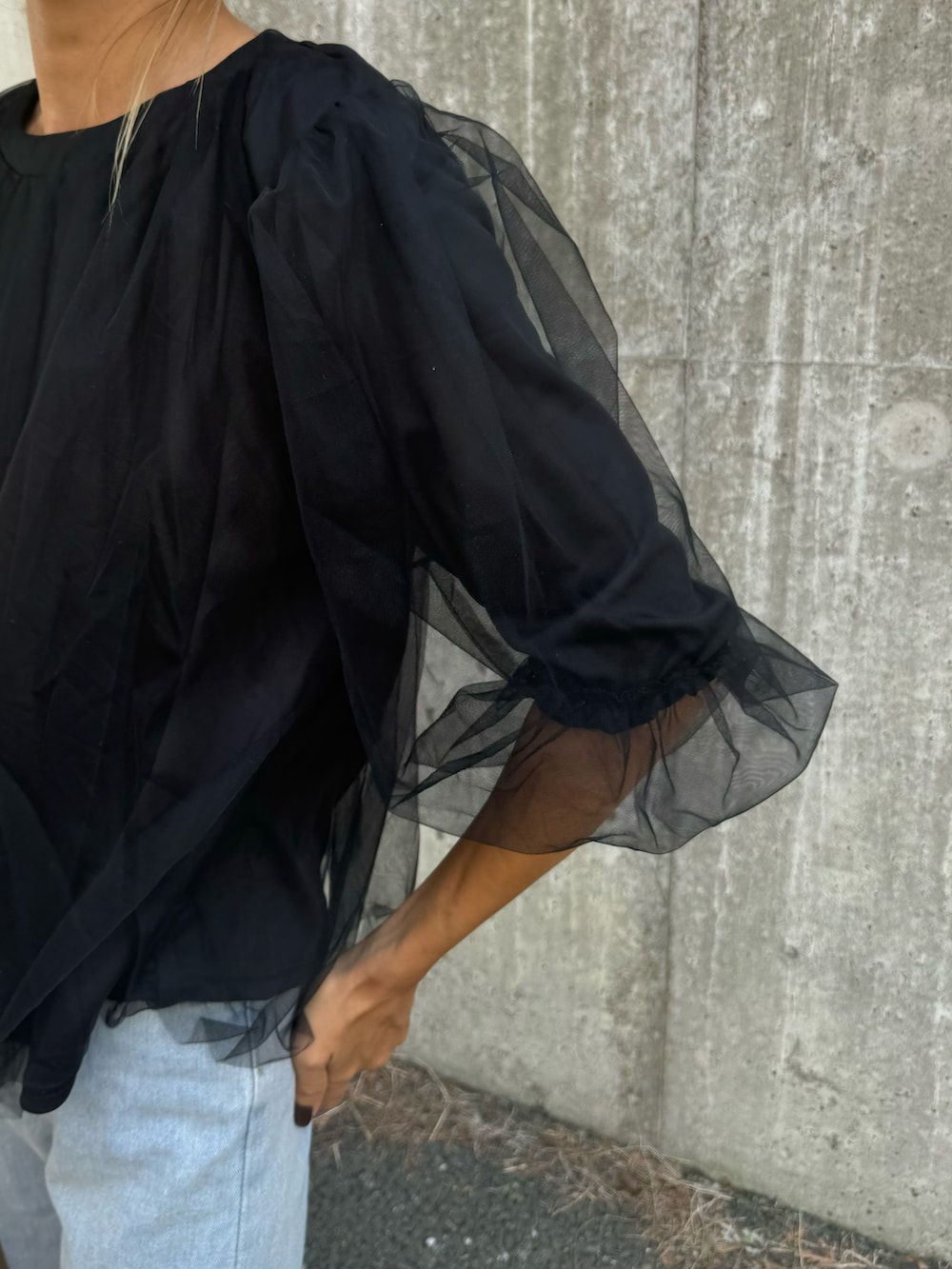 ブラック系のTシャツ/カットソー、ブルー系のデニムパンツ、ピンク系のトートバッグを着用したレディースの夏コーディネートの5枚目の写真