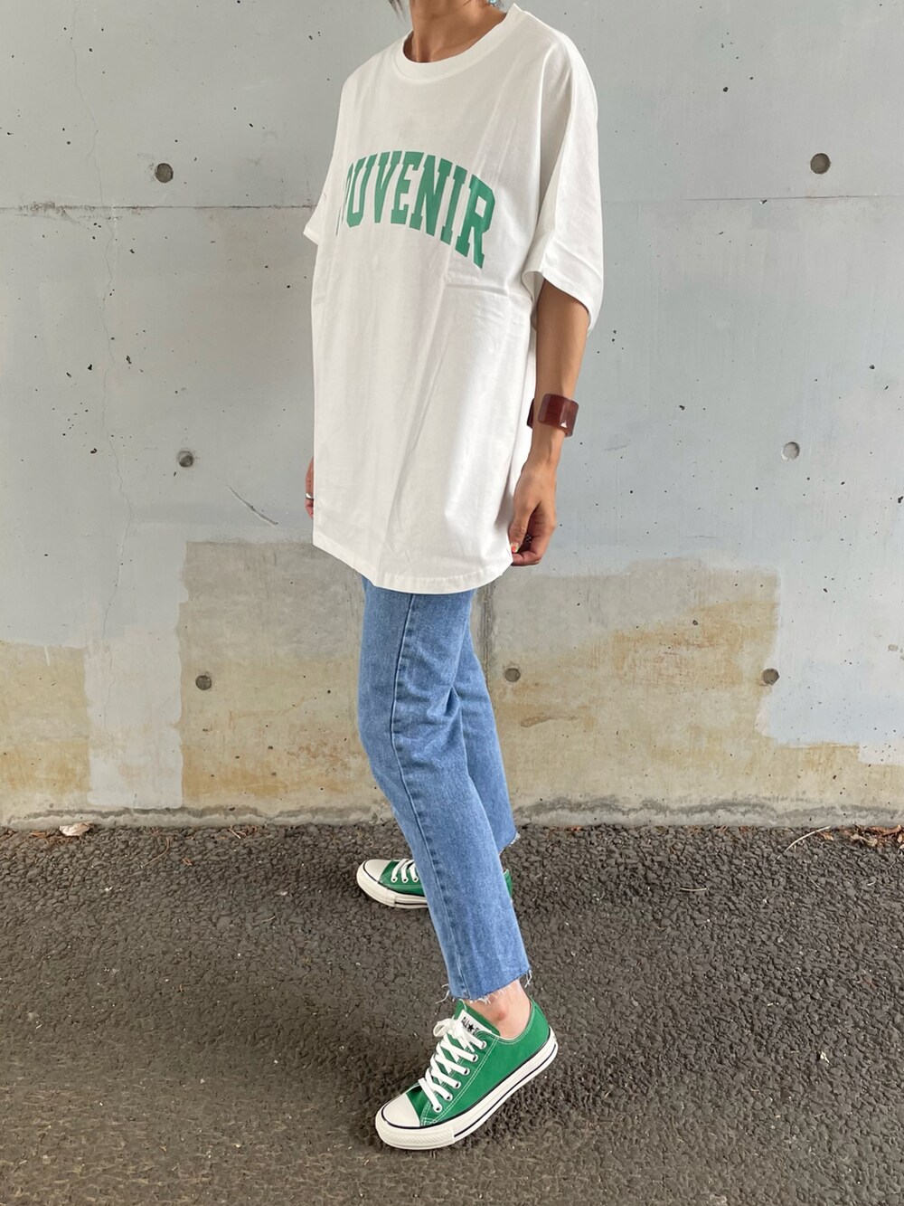 ホワイト系のTシャツ/カットソー、ブルー系のデニムパンツ、グリーン系のスニーカーを着用したレディースの夏コーディネートの2枚目の写真