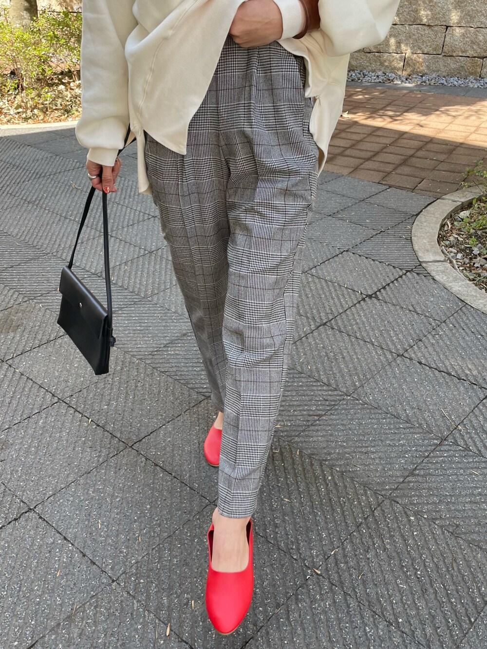 ホワイト系のスウェット、グレー系のその他パンツ、レッド系のバレエシューズを着用したレディースの春コーディネートの5枚目の写真