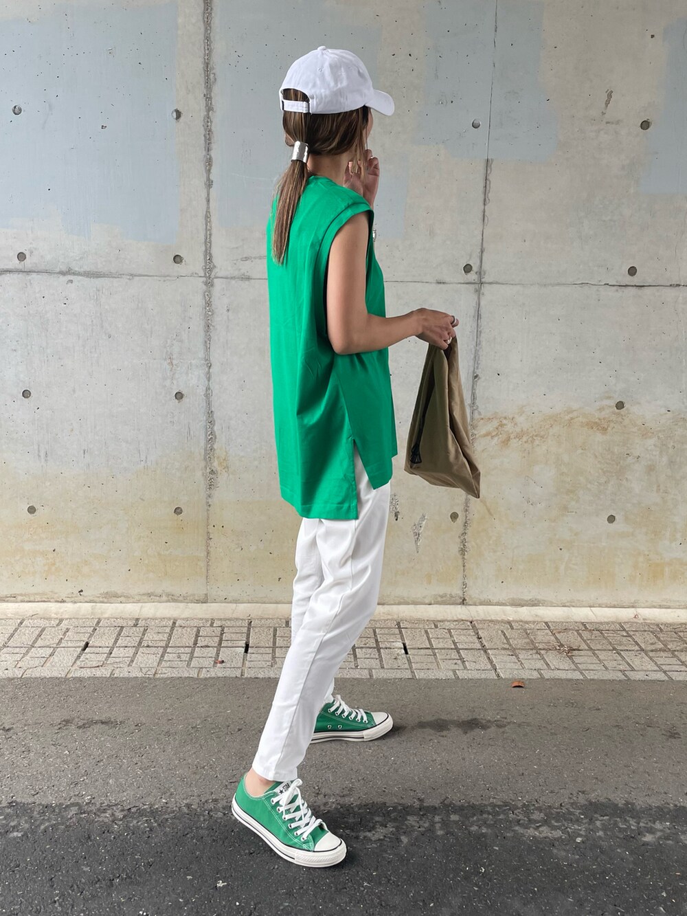 グリーン系のTシャツ/カットソー、ホワイト系のその他パンツ、その他のエコバッグ/サブバッグを着用したレディースの夏コーディネートの3枚目の写真