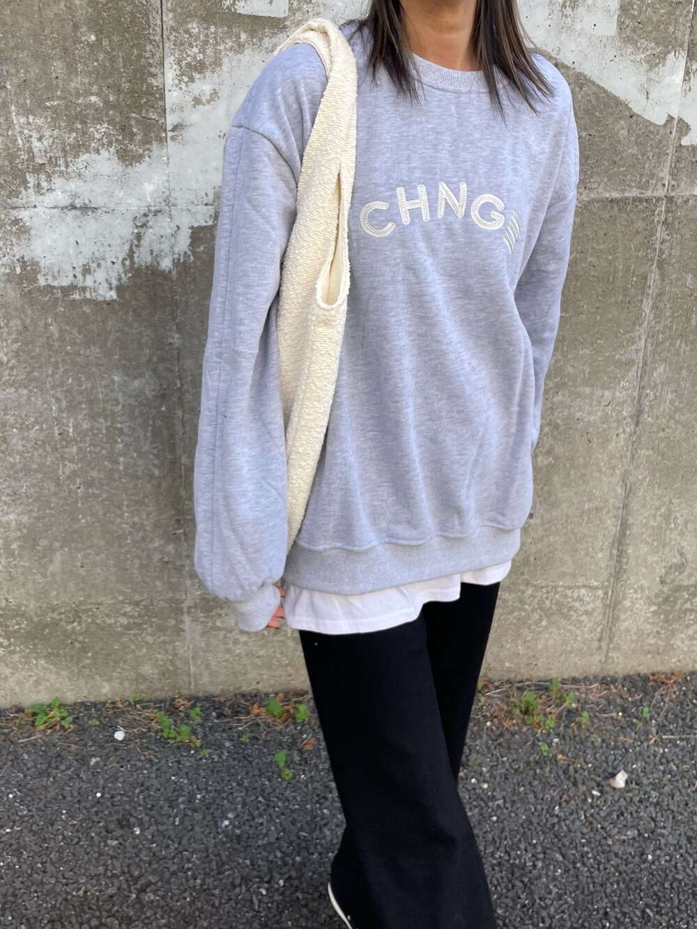 グレー系のスウェット、ブラック系のその他パンツ、ホワイト系のその他パンツを着用したレディースの秋コーディネートの3枚目の写真