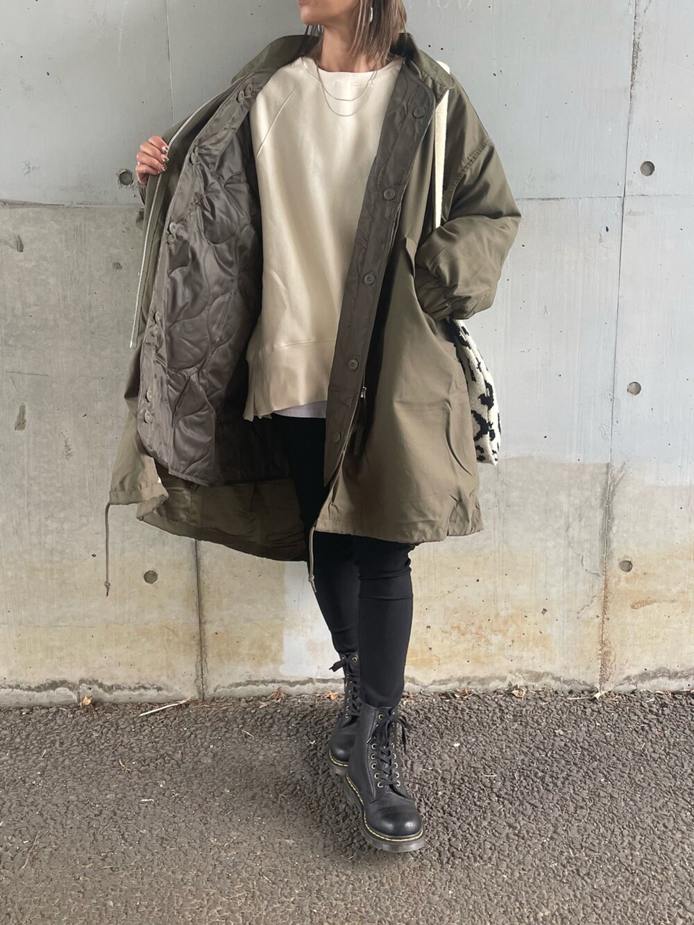 「ゆるコーデ、モッズコート、M65、キルティング、3way、シンプルスタイル、メンズライク、カーキ、着回しコーデ、Dr.Martens、レオパード、トートバッグ、キャップ、ビッグシルエット、お洒落さんとつながりたい」｜「copineのM65 キルティングライナー付き3WAYモッズコート（モッズコート、グリーン系）」を使った、ayaさん（レディース・161cm）の秋コーディネートの2枚目の写真