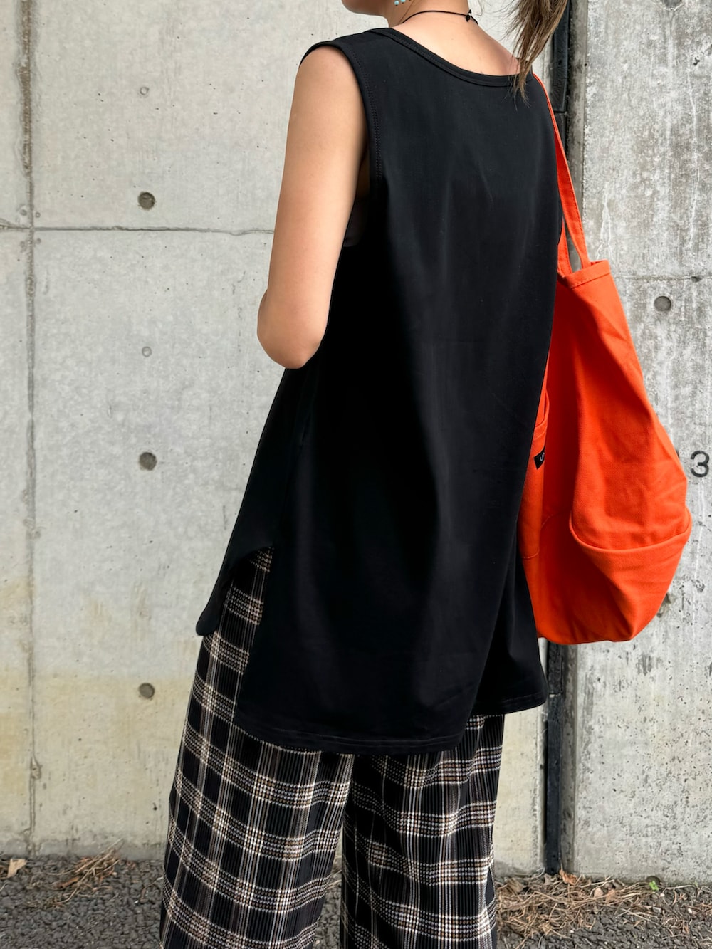 「夏コーデ、リラックススタイル、チェックパンツ、チェック柄、柄パンツ、プリーツパンツ、サンダルコーデ、ノースリーブ、お洒落さんとつながりたい、チェック、ビタミンカラー、トートバッグ、ブラックコーデ、ラクチンコーデ、オレンジ」｜「copineのレイヤードロングノースリーブ(ブラック)（タンクトップ、ブラック系）」を使った、ayaさん（レディース・161cm）の夏コーディネートの4枚目の写真