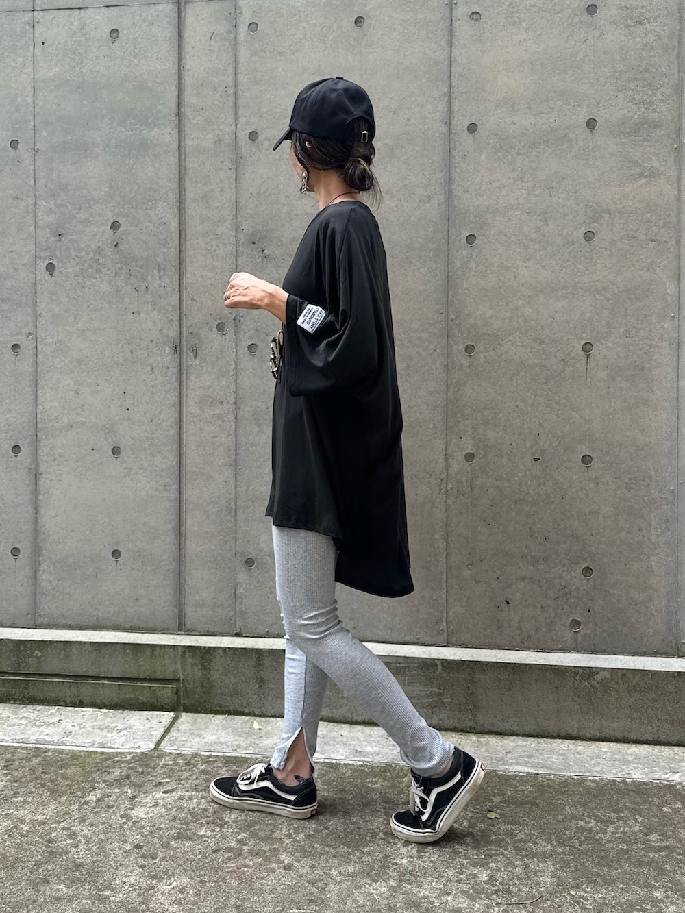 ブラック系のTシャツ/カットソー、ホワイト系のトートバッグ、ブラック系のスニーカーを着用したレディースの夏コーディネートの2枚目の写真