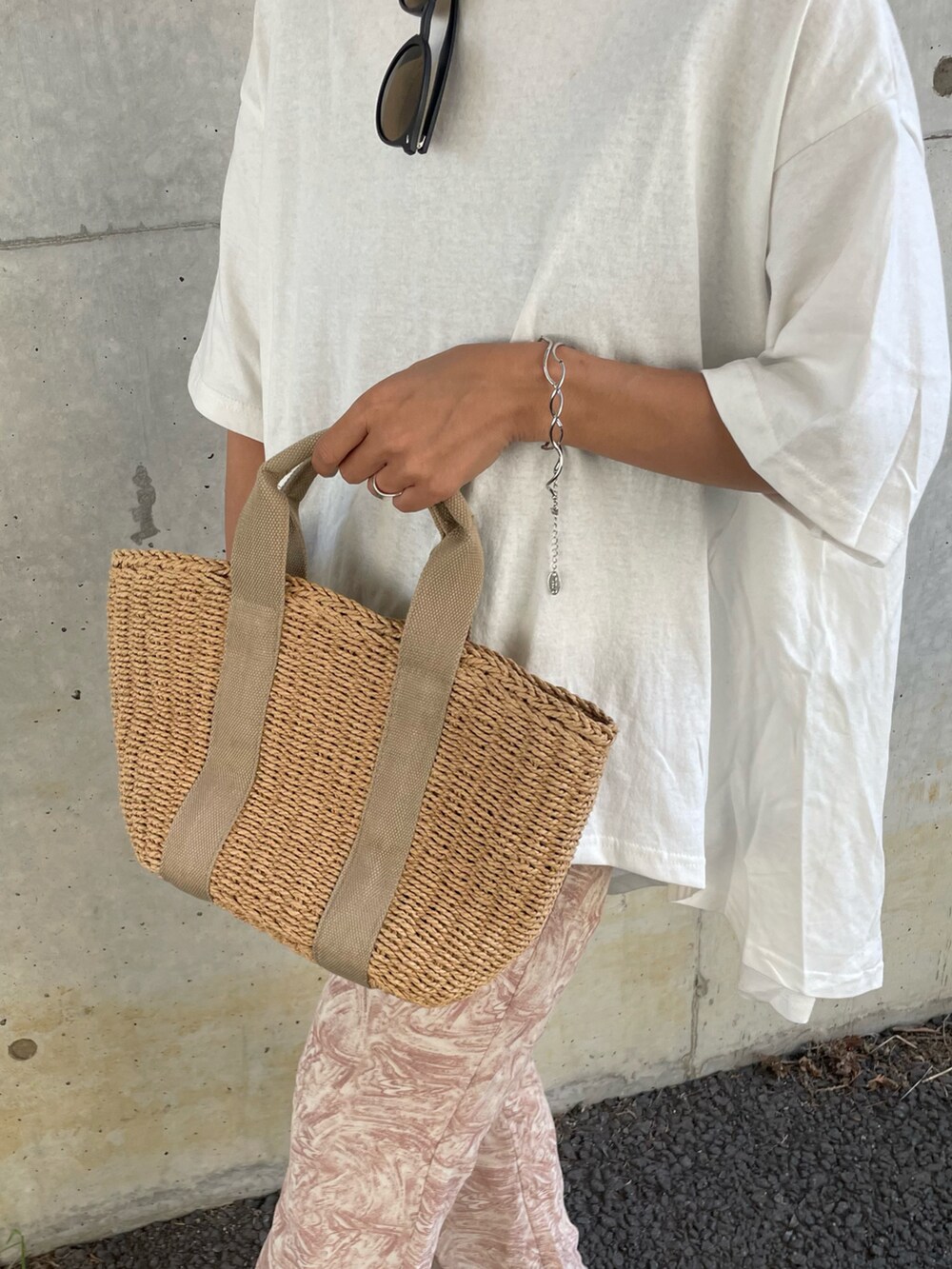 ホワイト系のTシャツ/カットソー、オレンジ系のその他パンツ、ブラック系のサンダルを着用したレディースの春コーディネートの5枚目の写真