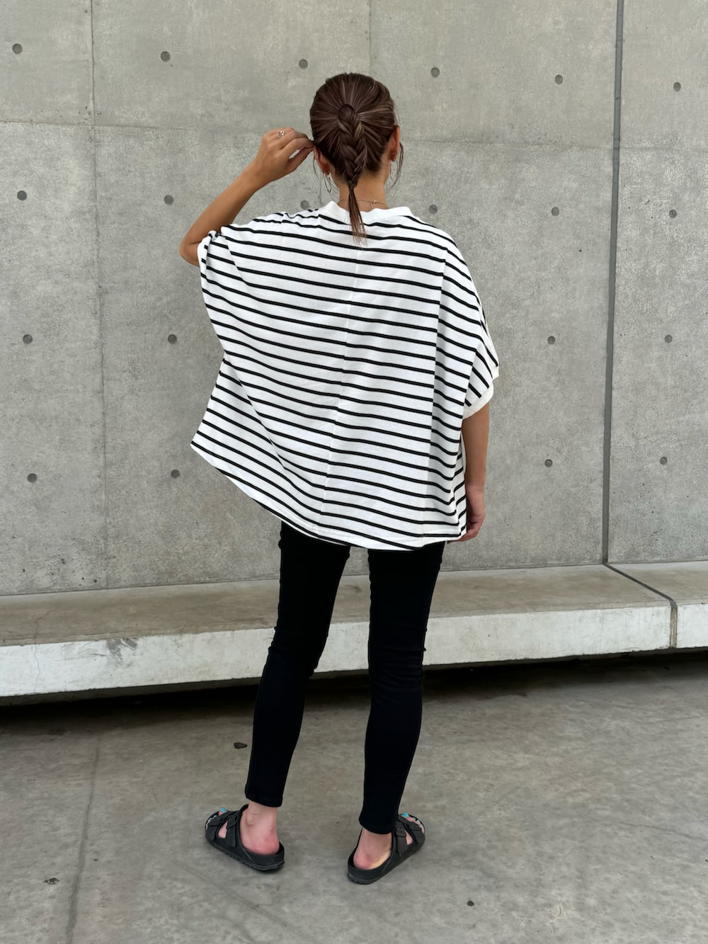 ホワイト系のTシャツ/カットソー、ブラック系のその他パンツ、その他のエコバッグ/サブバッグを着用したレディースの夏コーディネートの3枚目の写真