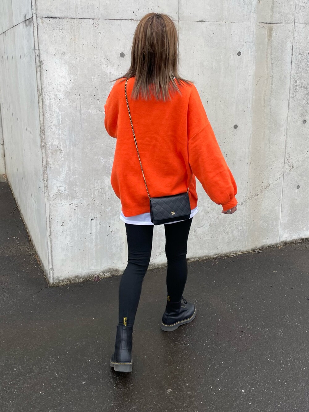 オレンジ系のカーディガン/ボレロ、ホワイト系のTシャツ/カットソー、その他のその他パンツを着用したレディースの冬コーディネートの3枚目の写真