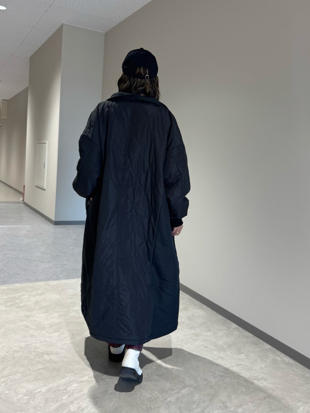 レッド系のサロペット/オーバーオール、ブラック系のジャケット/アウター、ブラック系のニット/セーターを着用したレディースの冬コーディネートの3枚目の写真