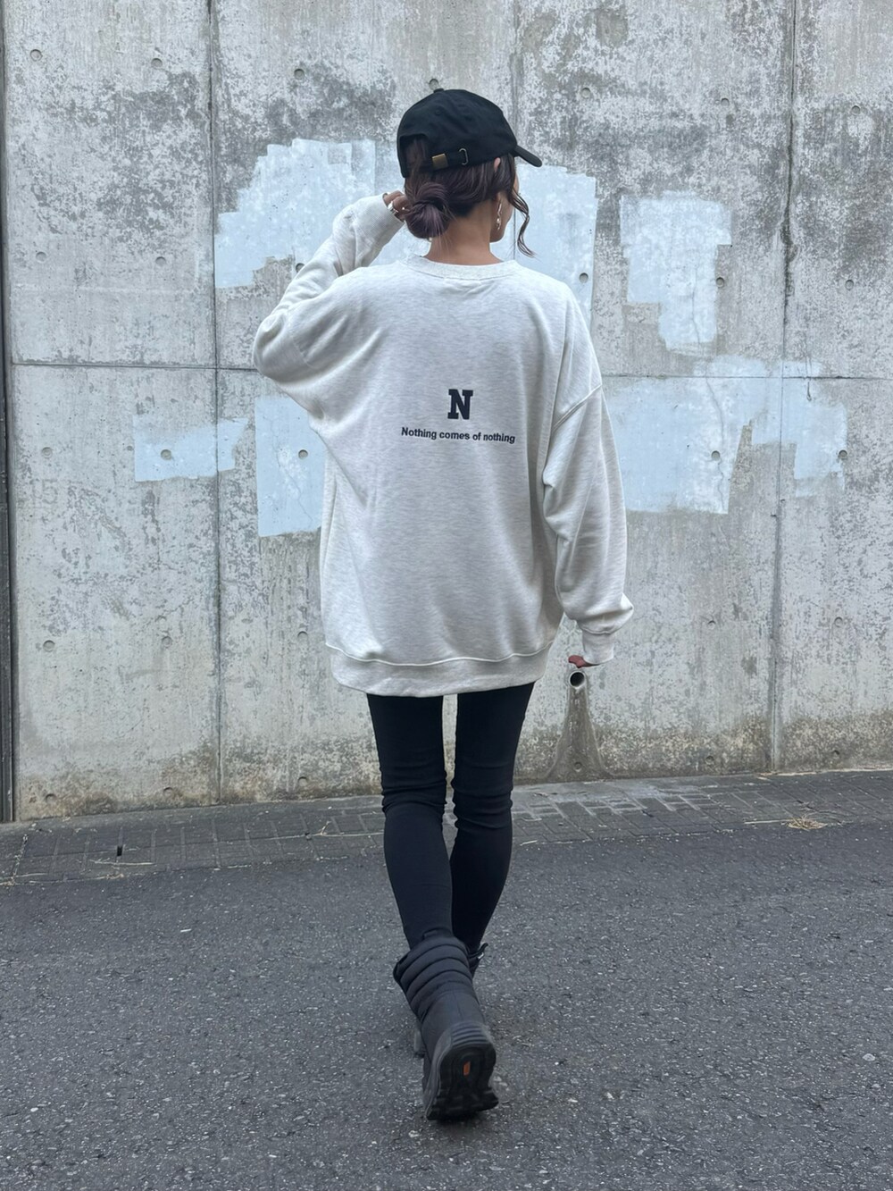 ホワイト系のスウェット、ブラック系のその他パンツ、ブラック系のキャップを着用したレディースの冬コーディネートの3枚目の写真
