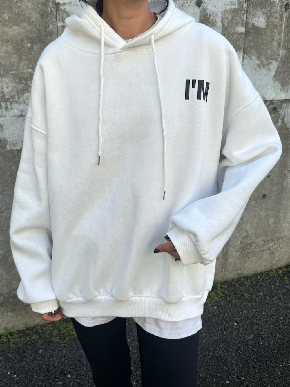 ホワイト系のパーカー、ブラック系のその他パンツ、ホワイト系のその他パンツを着用したレディースの秋コーディネートの4枚目の写真