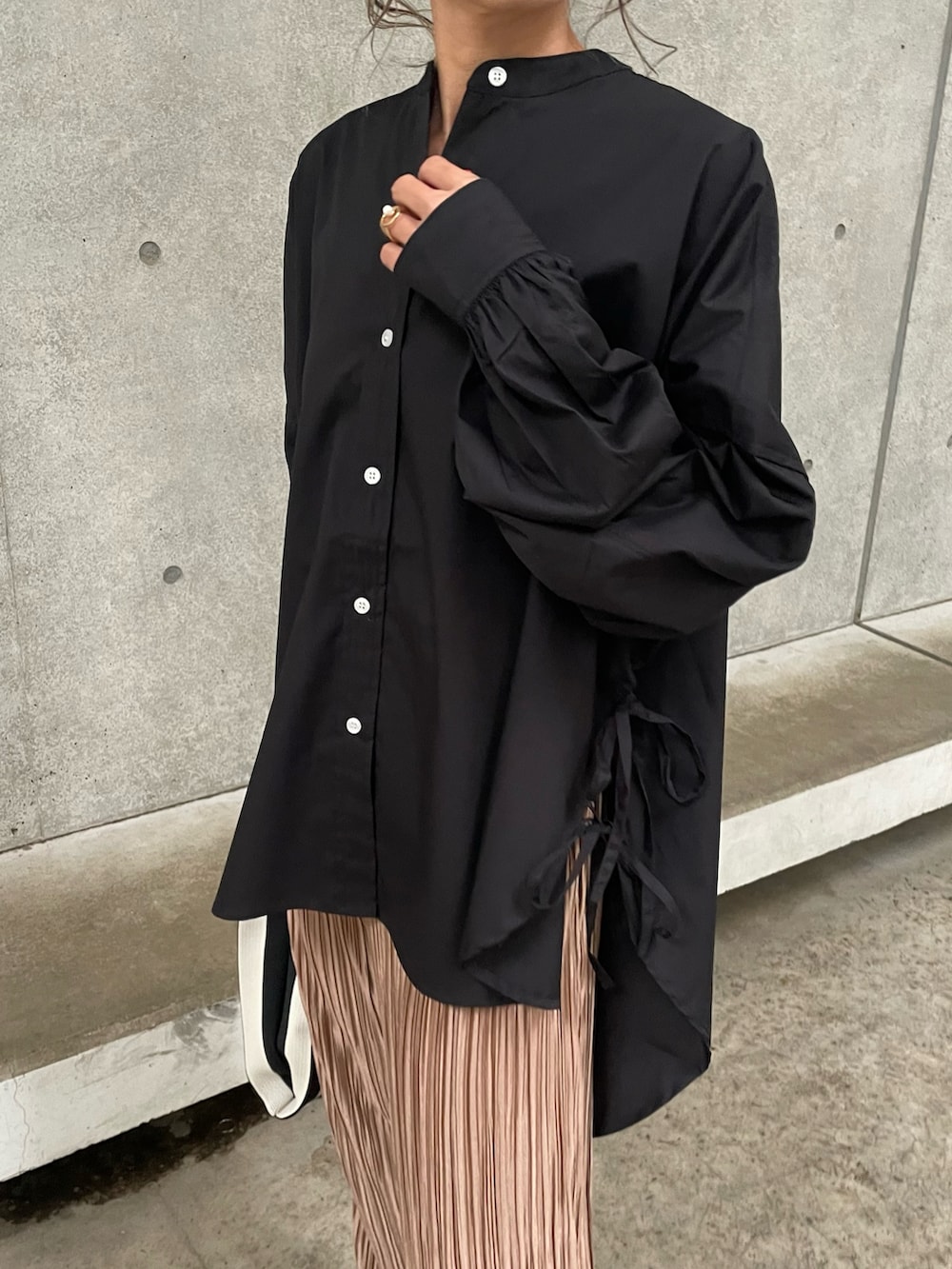 ブラック系のシャツ/ブラウス、ブラウン系のその他パンツ、ブラック系のハンドバッグを着用したレディースの春コーディネートの4枚目の写真