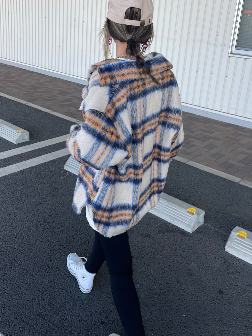 ベージュ系のシャツ/ブラウス、ホワイト系のスウェット、ブラック系のその他パンツを着用したレディースの冬コーディネートの3枚目の写真