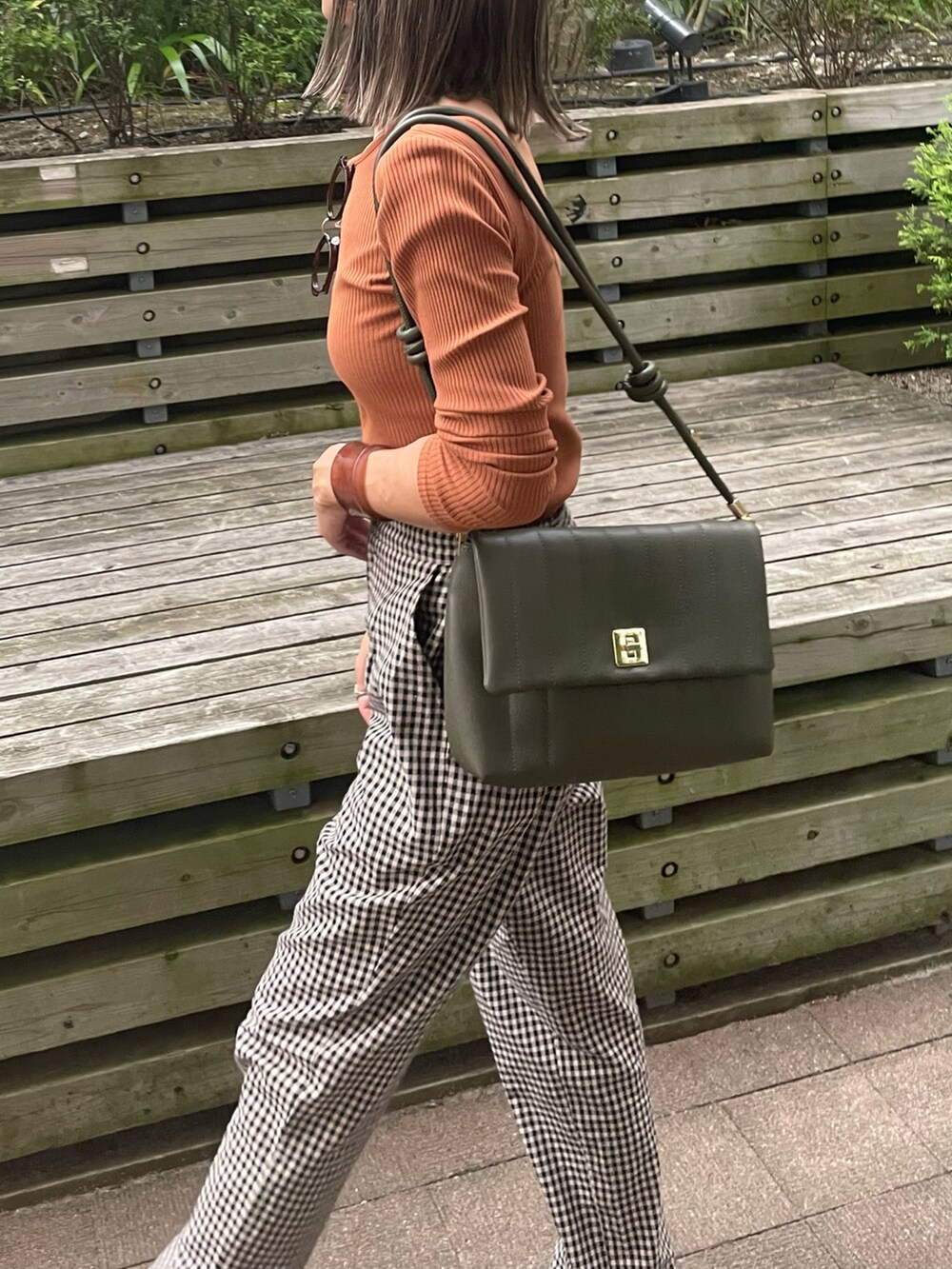 ブラウン系のTシャツ/カットソー、ベージュ系のその他パンツ、ブラック系のバレエシューズを着用したレディースの秋コーディネートの5枚目の写真