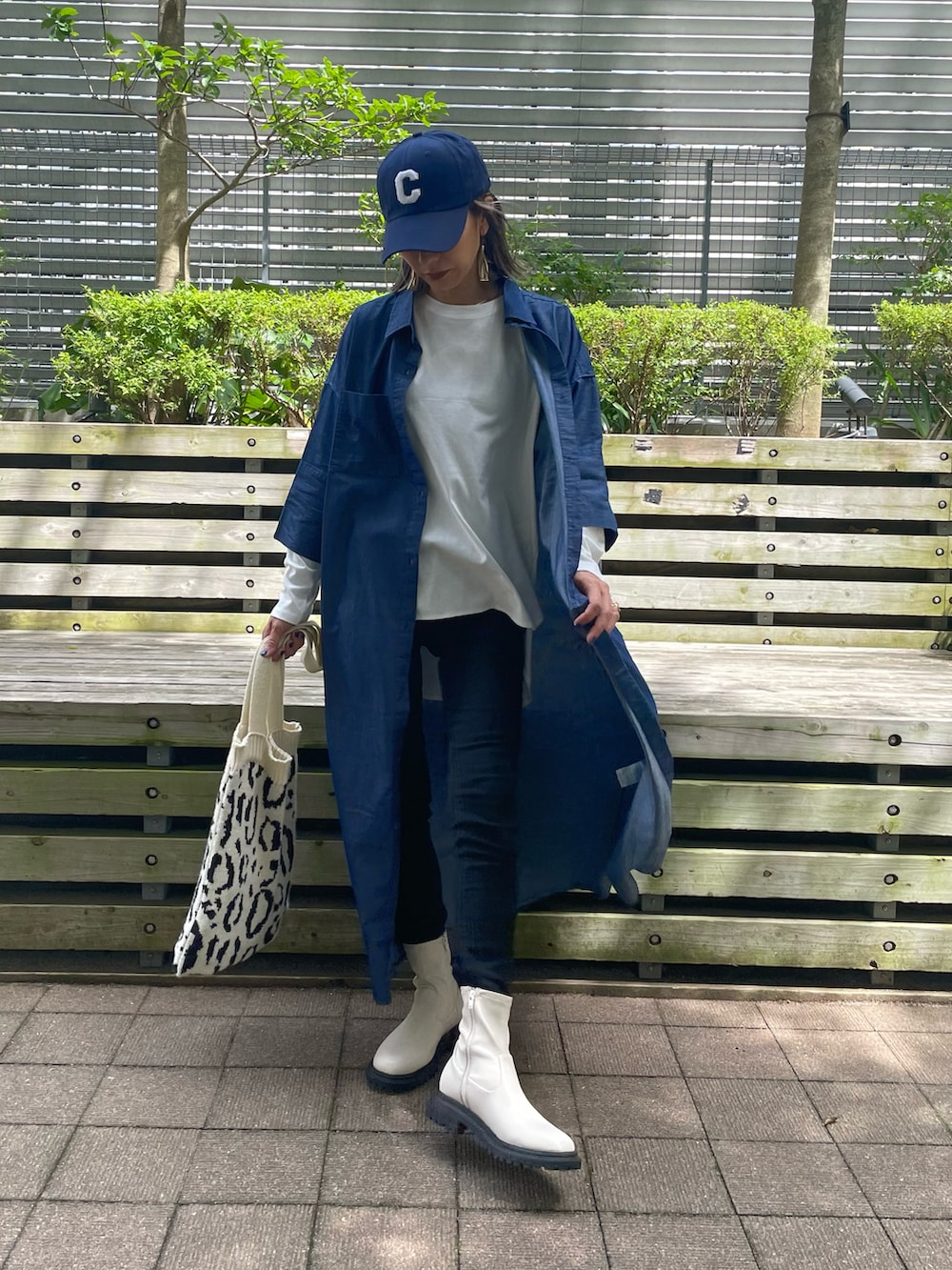 ホワイト系のTシャツ/カットソー、ブルー系のシャツワンピース、ブラック系のその他パンツを着用したレディースの秋コーディネートの3枚目の写真