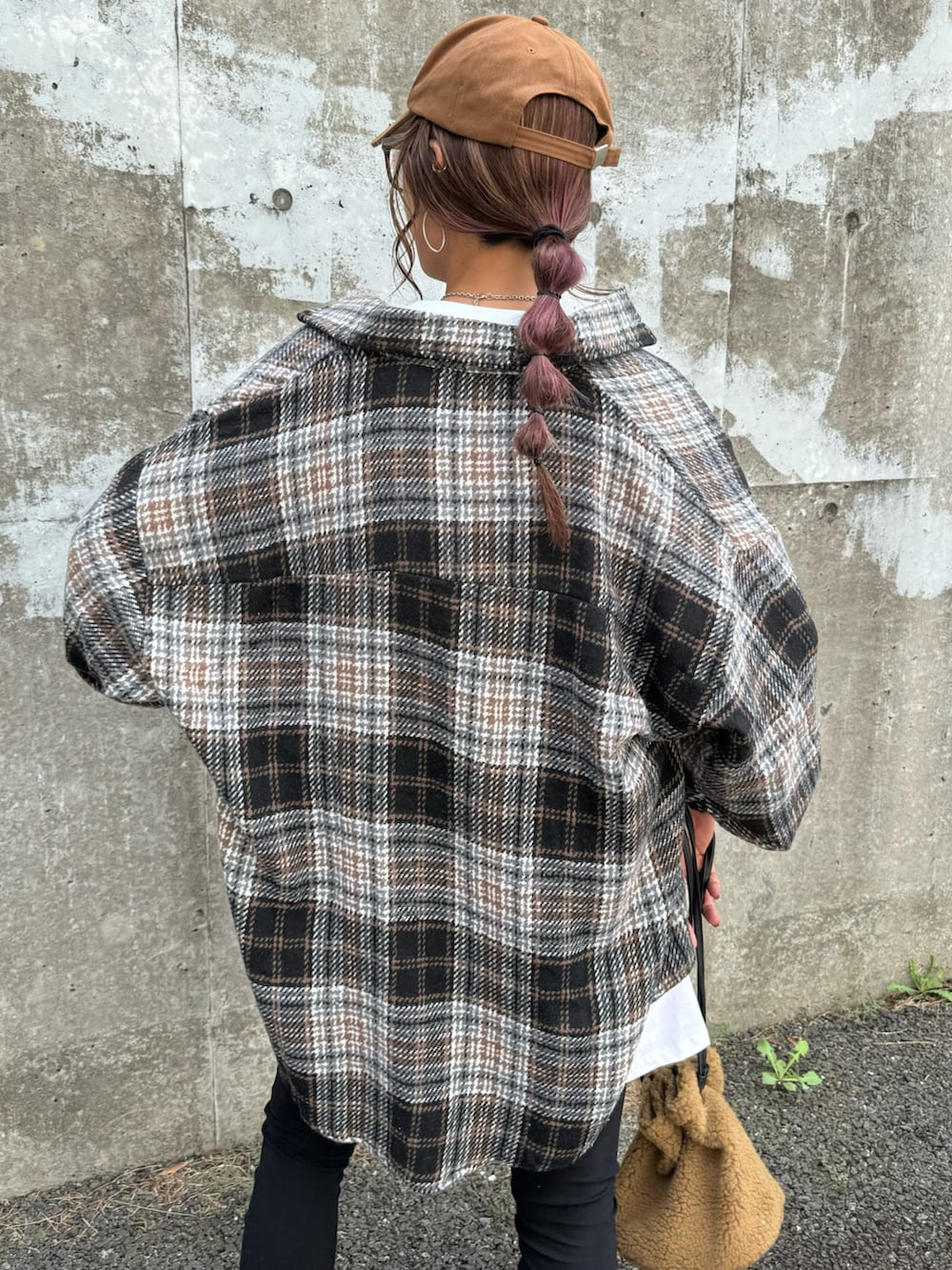 ブラック系のシャツ/ブラウス、ブラック系のその他パンツ、その他のハンドバッグを着用したレディースの秋コーディネートの4枚目の写真