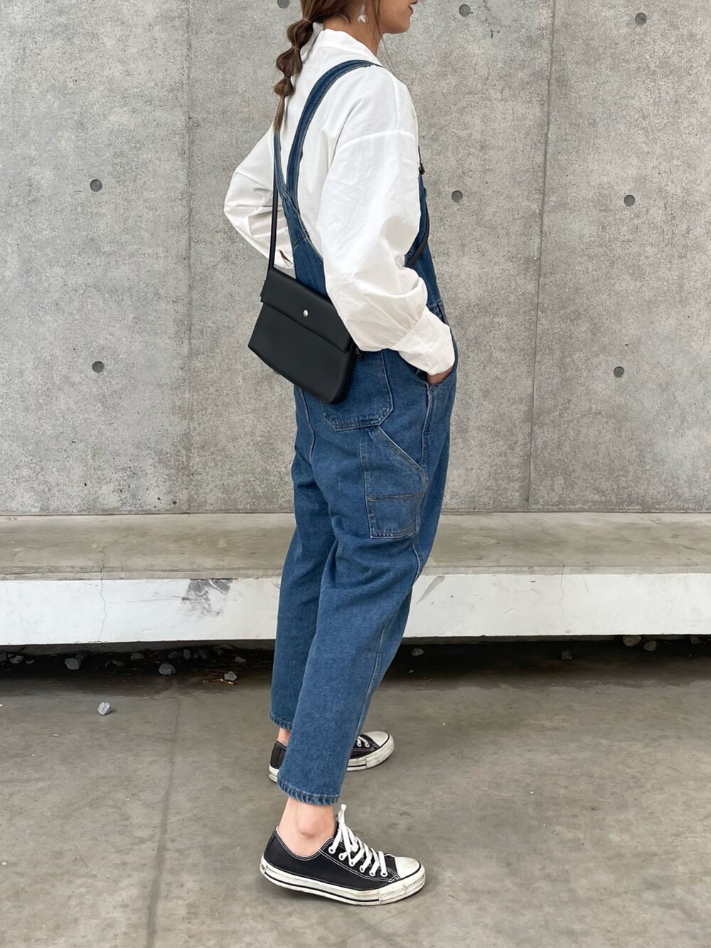 ホワイト系のシャツ/ブラウス、その他のサロペット/オーバーオール、ベージュ系のショルダーバッグを着用したレディースの春コーディネートの3枚目の写真