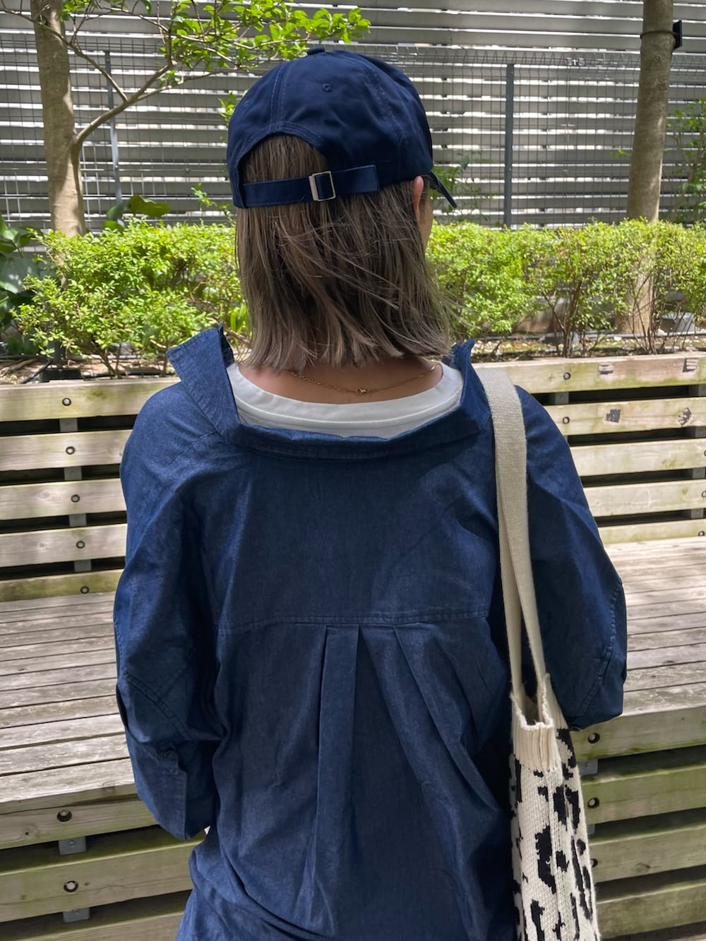 ホワイト系のTシャツ/カットソー、ブルー系のシャツワンピース、ブラック系のその他パンツを着用したレディースの秋コーディネートの5枚目の写真