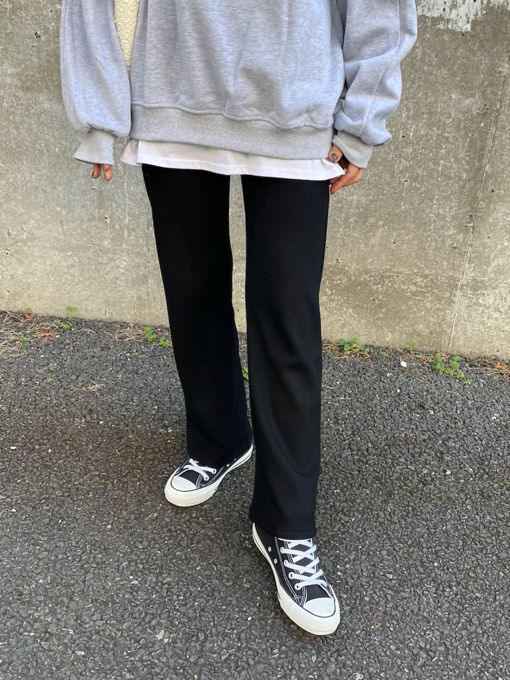 グレー系のスウェット、ブラック系のその他パンツ、ホワイト系のその他パンツを着用したレディースの秋コーディネートの5枚目の写真