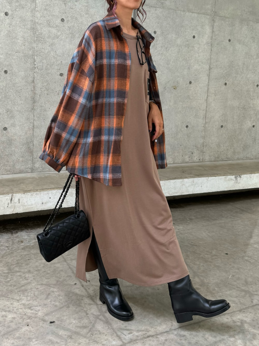ブラウン系のシャツ/ブラウス、ベージュ系のワンピース、ブラック系のショルダーバッグを着用したレディースの秋コーディネートの2枚目の写真