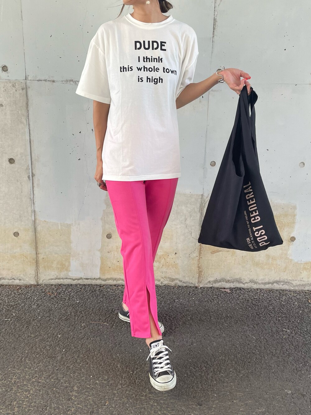 ピンク系のその他パンツ、ホワイト系のTシャツ/カットソー、その他のエコバッグ/サブバッグを着用したレディースの夏コーディネートの2枚目の写真