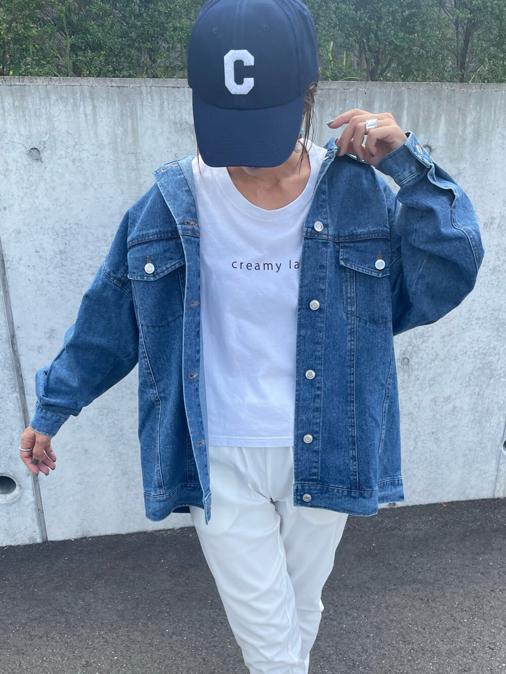 ブルー系のデニムジャケット、ホワイト系のその他パンツ、ブルー系のスニーカーを着用したレディースの秋コーディネートの4枚目の写真