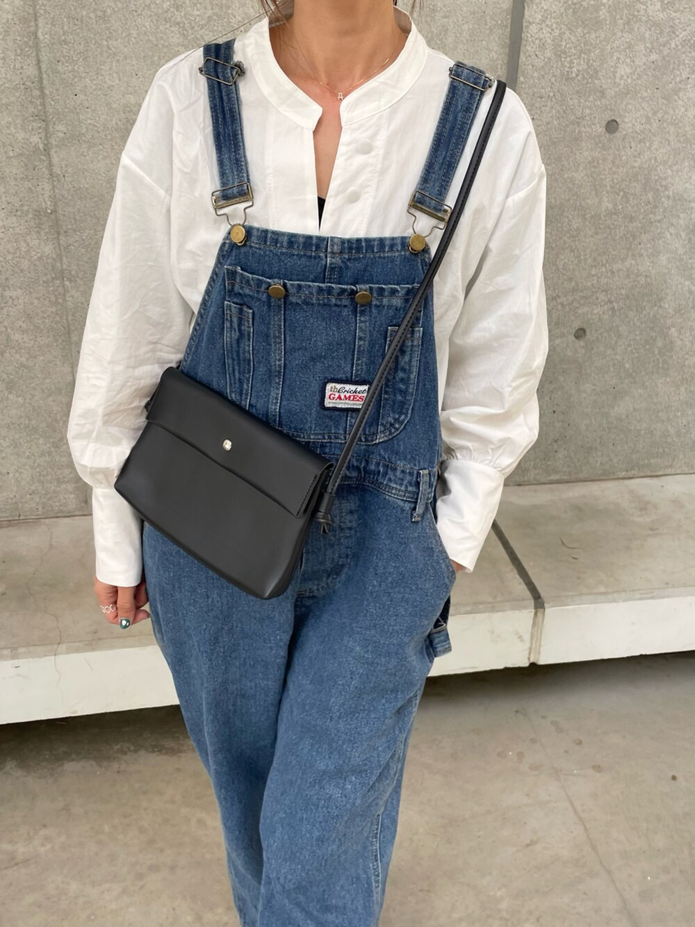 ホワイト系のシャツ/ブラウス、その他のサロペット/オーバーオール、ベージュ系のショルダーバッグを着用したレディースの春コーディネートの4枚目の写真