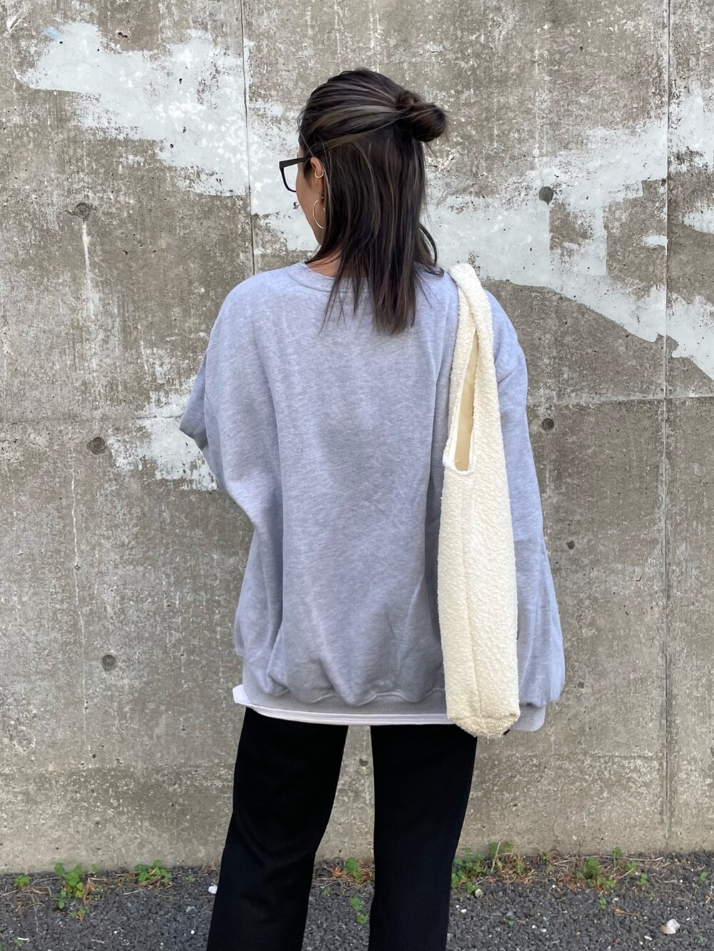 グレー系のスウェット、ブラック系のその他パンツ、ホワイト系のその他パンツを着用したレディースの秋コーディネートの4枚目の写真