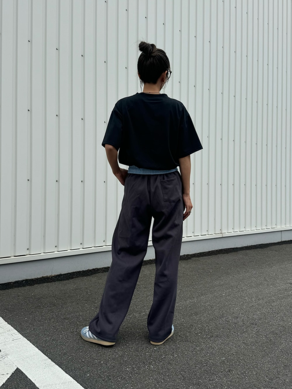 「ラフコーデ、スウェットパンツ、スウェット、休日スタイル、ママファッション、Tシャツ、最近のいい感じコーデ、ロゴT、ロゴスウェット、スニーカーコーデ、シンフルコーデ、お洒落さんとつながりたい、おしゃれさんと繋がりたい、ストリートコーデ、カジュアルコーデ」｜「copineのエンボスTシャツ(ブラック)（Tシャツ/カットソー、ブラック系）」を使った、ayaさん（レディース・161cm）の春コーディネートの3枚目の写真