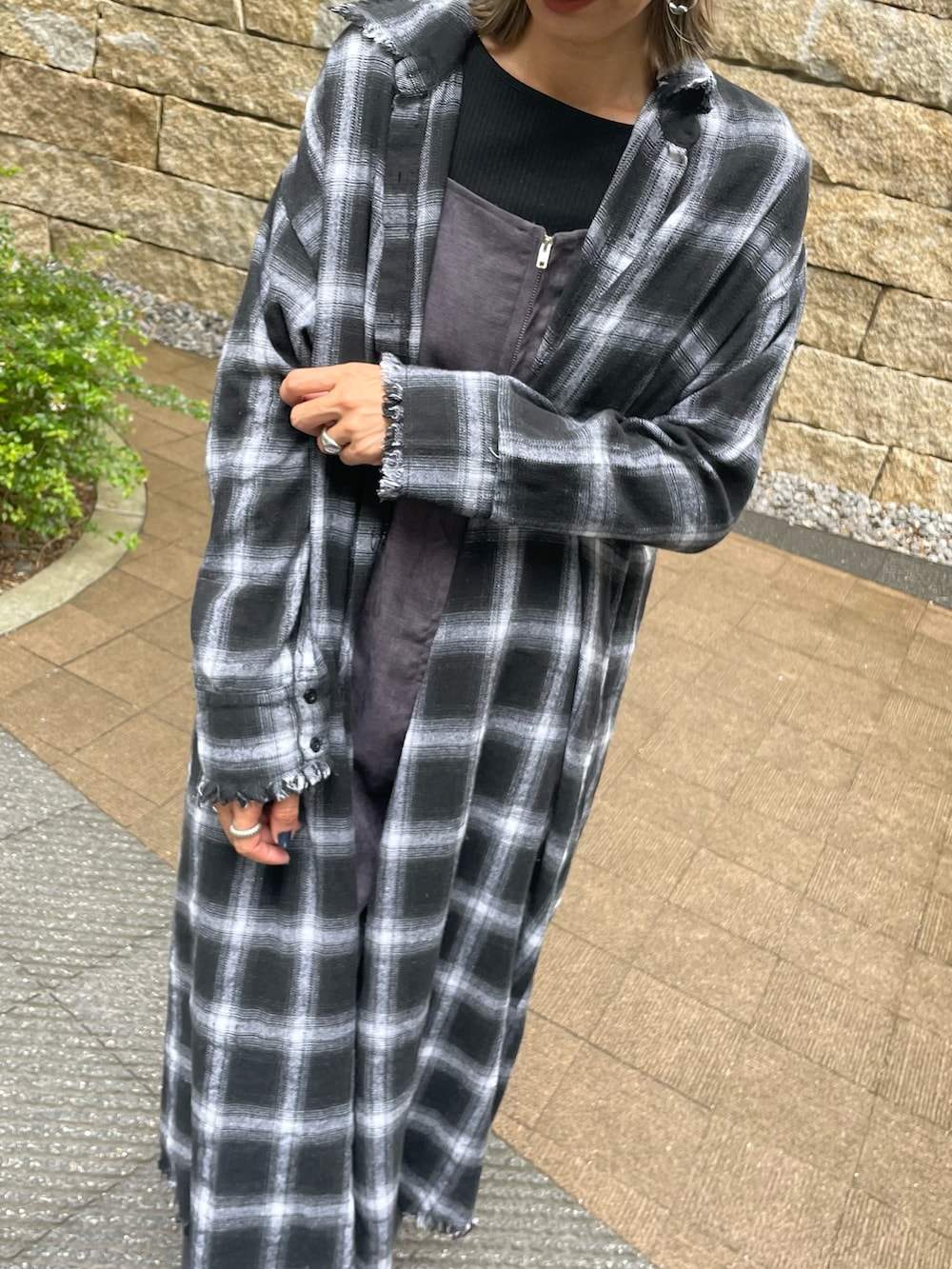 グレー系のサロペット/オーバーオール、ブラック系のシャツワンピース、ブラック系のTシャツ/カットソーを着用したレディースの秋コーディネートの4枚目の写真
