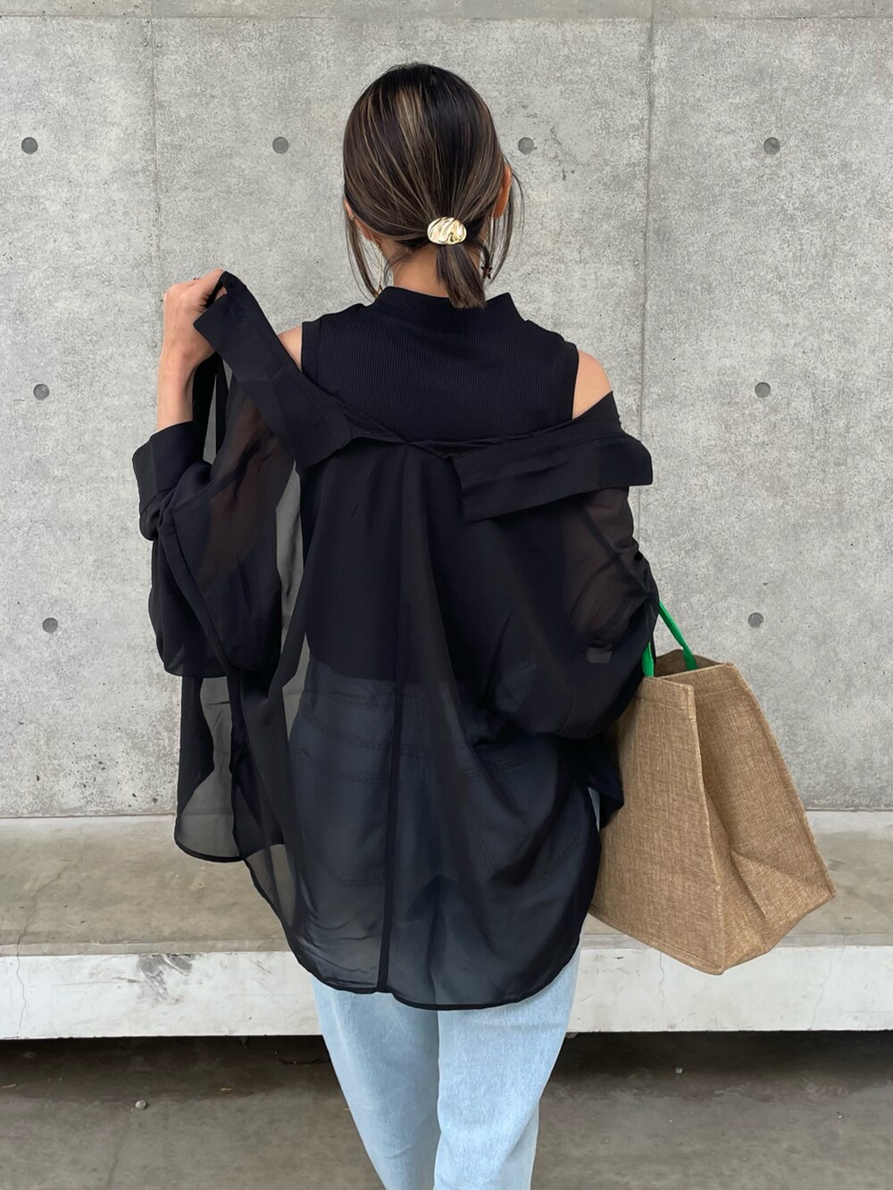 ブラック系のシャツ/ブラウス、ブルー系のデニムパンツ、グリーン系のトートバッグを着用したレディースの春コーディネートの5枚目の写真