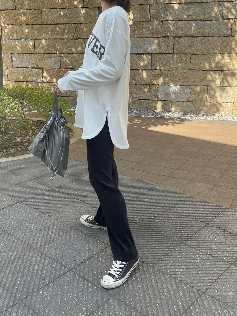 「カジュアル、お洒落さんとつながりたい、春夏コーデ、ロンT、ロゴT、ラクチンコーデ、シンプルコーデ、パンツスタイル、オトナカジュアル、プリーツパンツ、はるコーデ、モノトーン、エコバッグ、スニーカーコーデ、オーバーサイズ」｜「copineのカレッジロゴロンT(ホワイト)（Tシャツ/カットソー、ホワイト系）」を使った、ayaさん（レディース・161cm）の春コーディネートの2枚目の写真