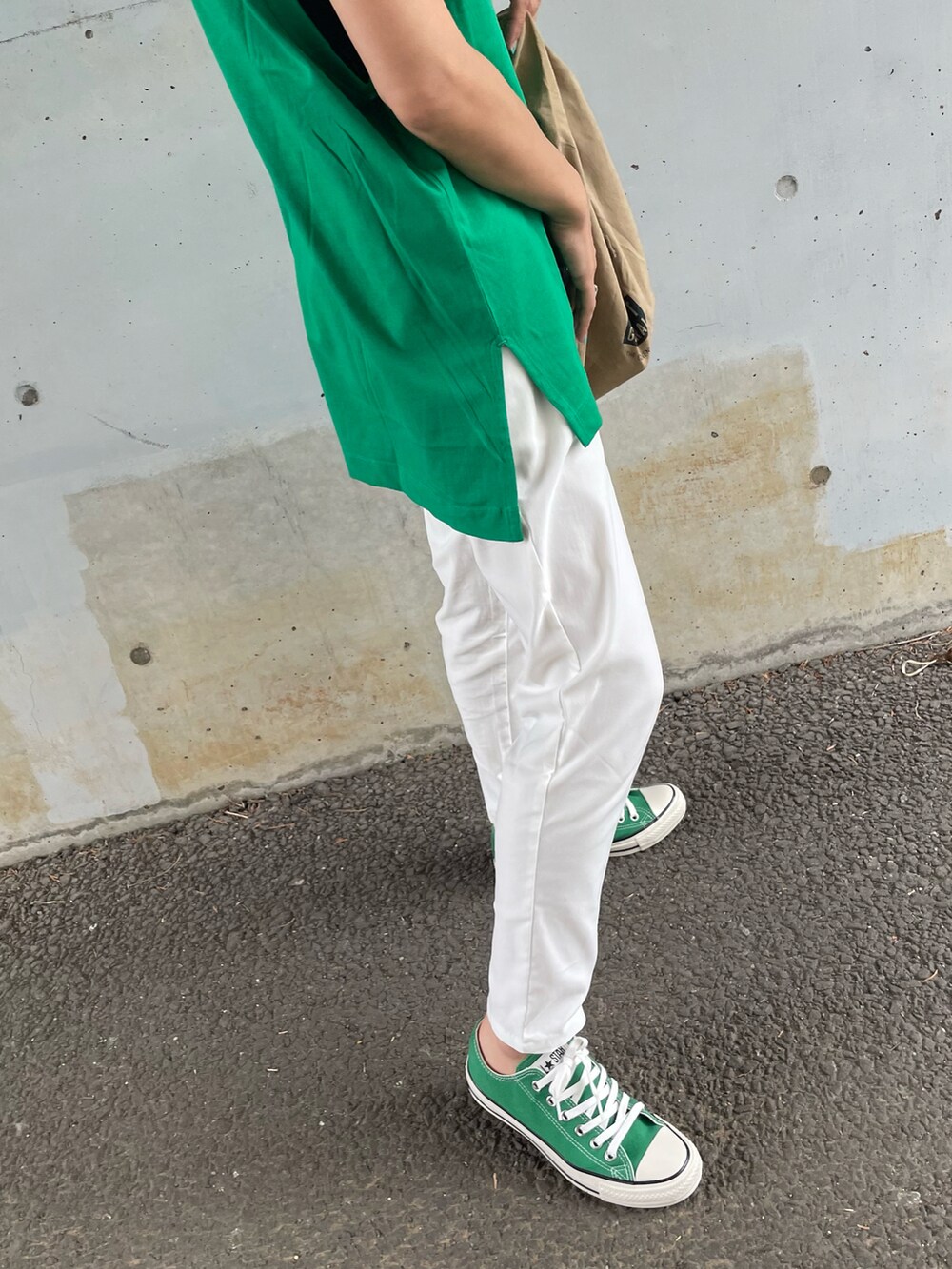 グリーン系のTシャツ/カットソー、ホワイト系のその他パンツ、その他のエコバッグ/サブバッグを着用したレディースの夏コーディネートの5枚目の写真