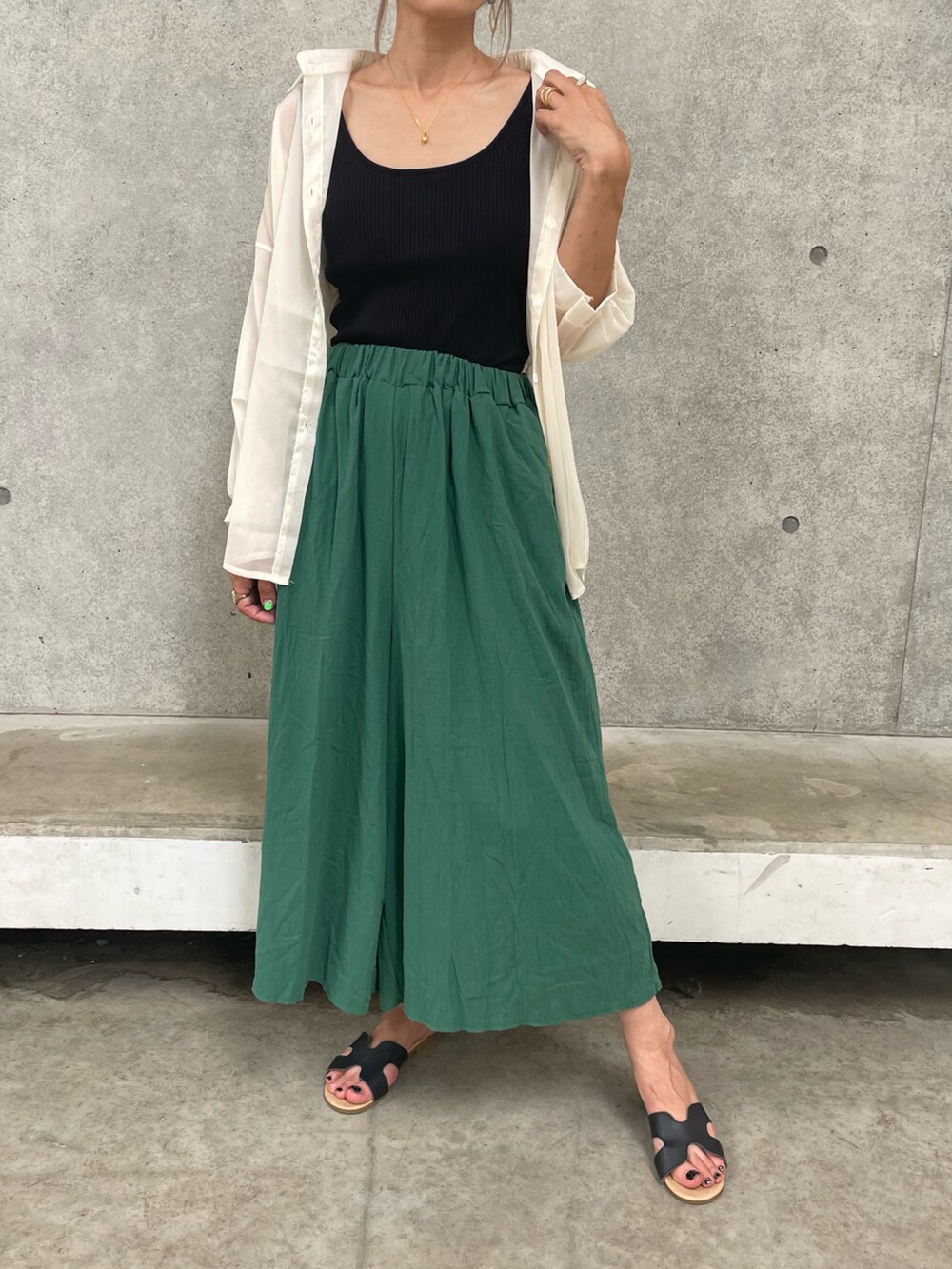 「大人カジュアル、ラクチンコーデ、プチプラコーデ、夏コーデ、ワイドパンツ、シアーシャツ、シャツスタイル、サンダル、カラーパンツ、グリーン、ゆるコーデ、カラーコーデ、リラックススタイル、シースルー、キャスケット」｜「copineのボリューム袖シアーシャツ（シャツ/ブラウス、ホワイト系）」を使った、ayaさん（レディース・161cm）の夏コーディネートの2枚目の写真