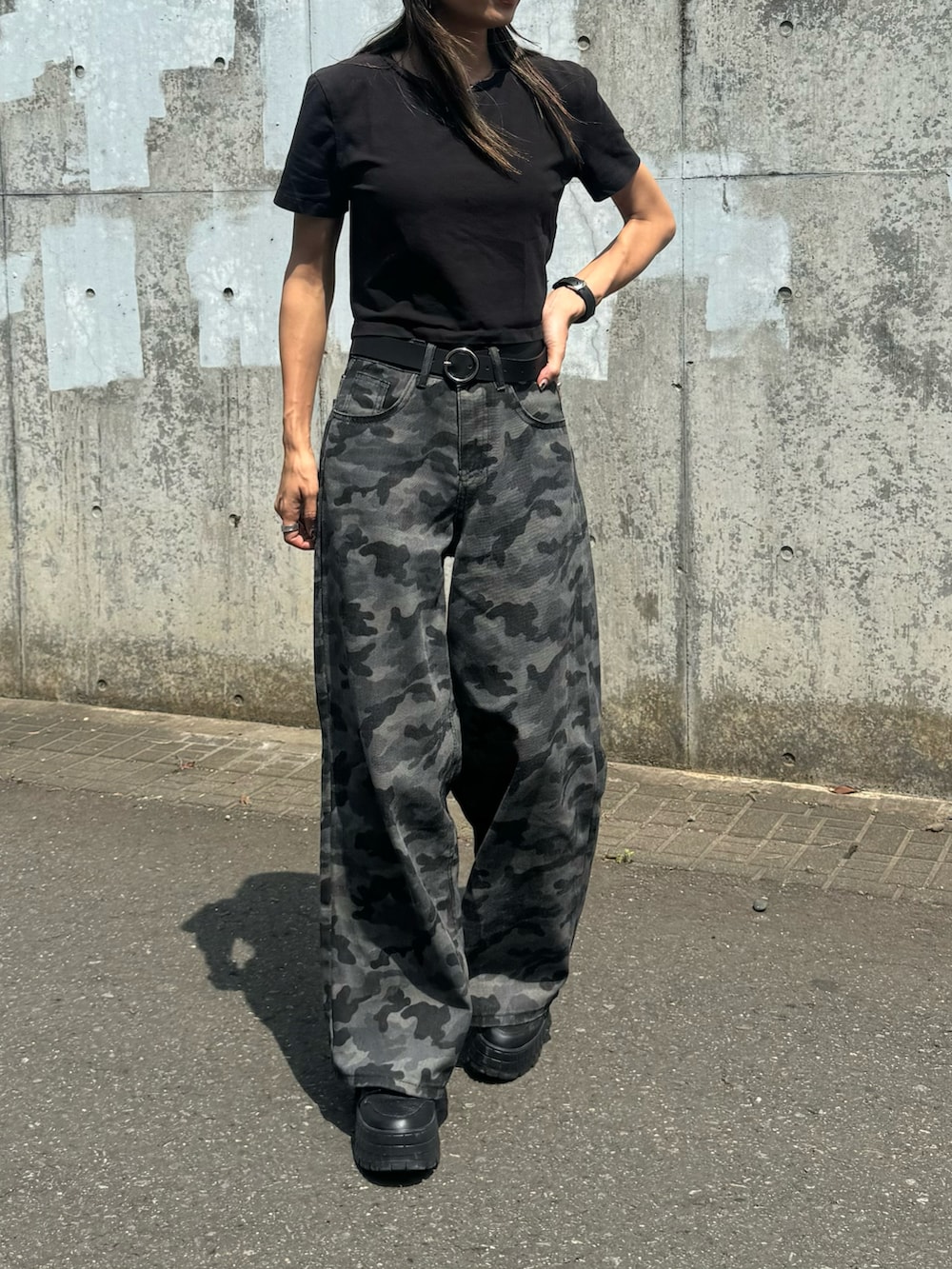 グレー系のデニムパンツ、ブラック系のスニーカー、ブラック系のニットキャップ/ビーニーを着用したレディースの春コーディネートの2枚目の写真