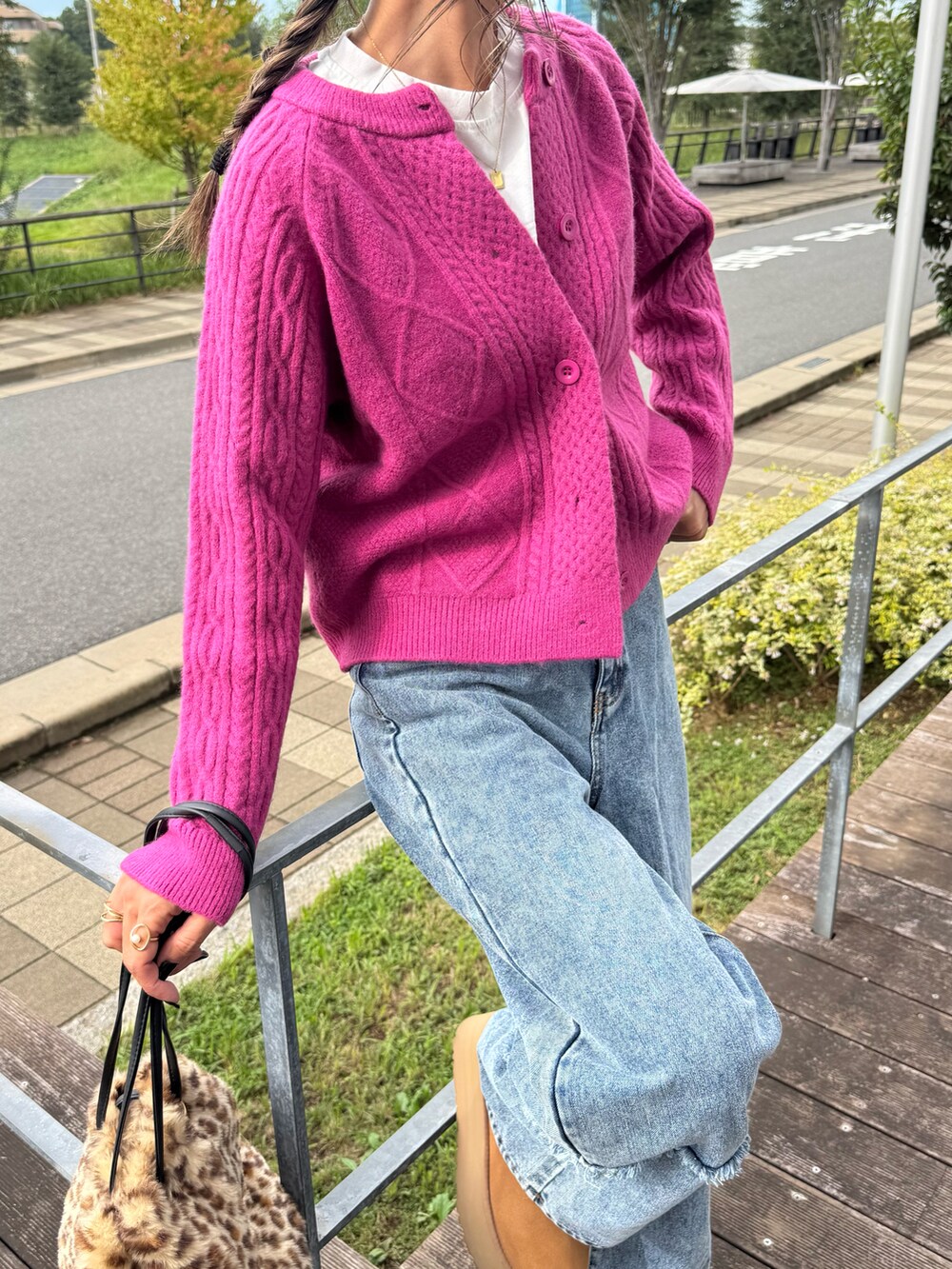 ブルー系のデニムパンツ、その他のショルダーバッグ、ブラウン系のブーツを着用したレディースの秋コーディネートの2枚目の写真