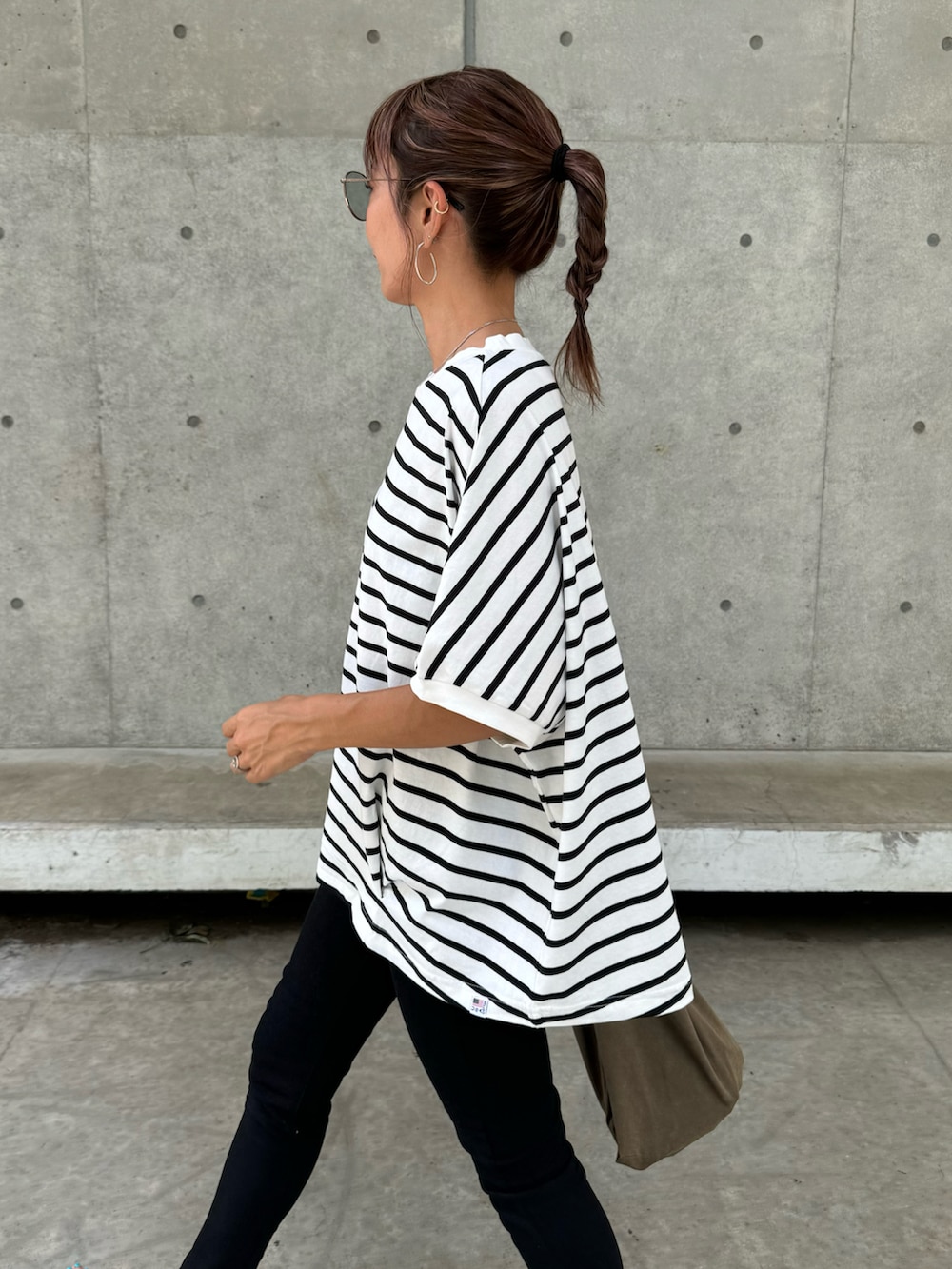 ホワイト系のTシャツ/カットソー、ブラック系のその他パンツ、その他のエコバッグ/サブバッグを着用したレディースの夏コーディネートの4枚目の写真