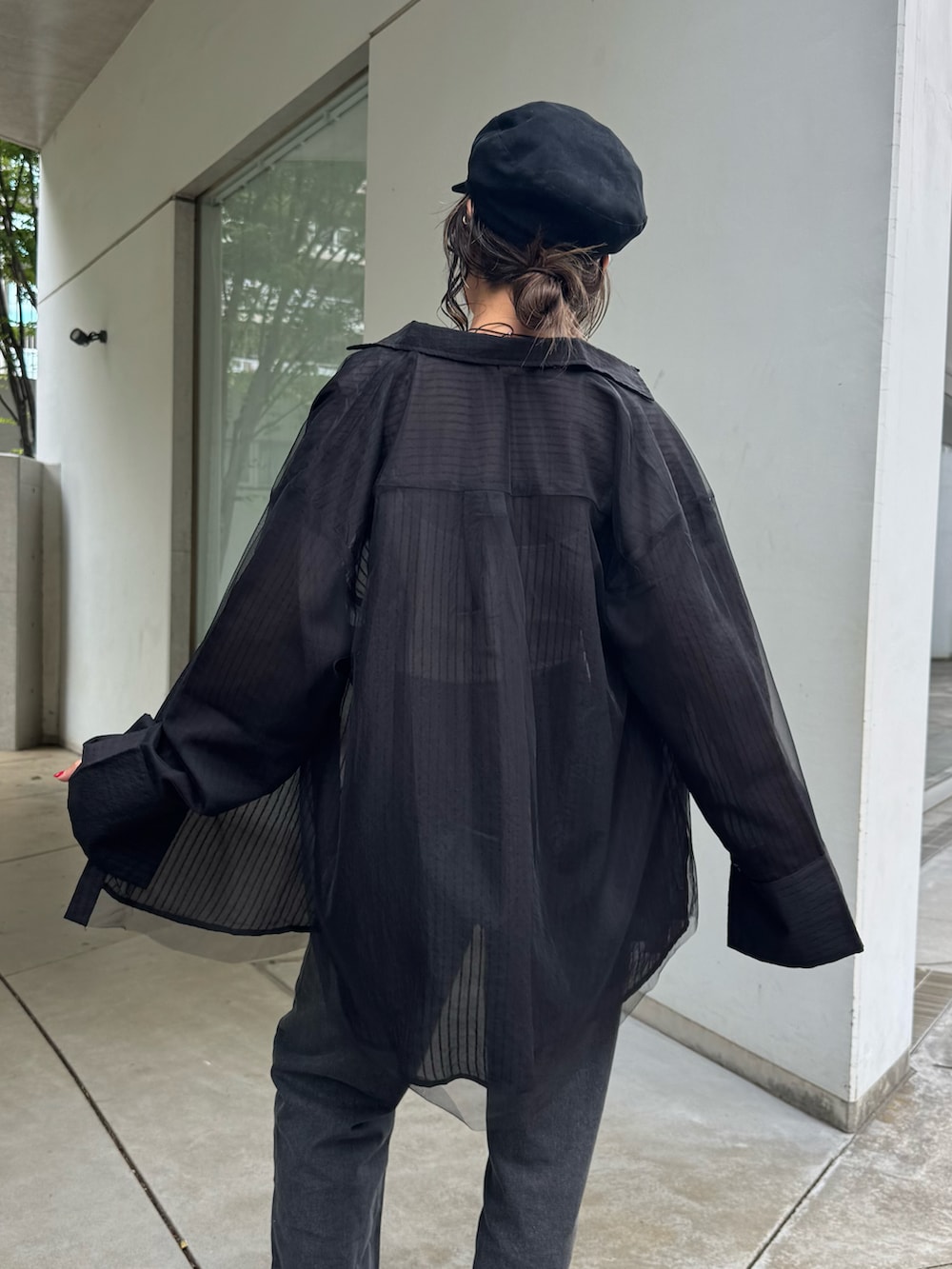 ブラック系のスニーカー、ホワイト系のタンクトップ、ブラック系のデニムパンツを着用したレディースの夏コーディネートの3枚目の写真
