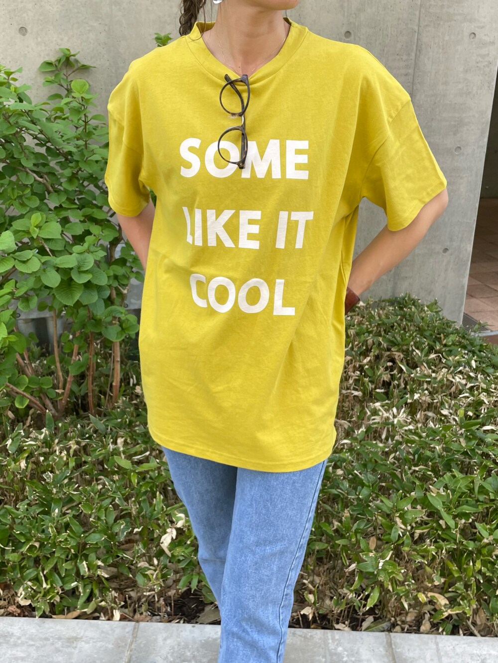 イエロー系のTシャツ/カットソー、ブルー系のデニムパンツ、ホワイト系のスニーカーを着用したレディースの春コーディネートの3枚目の写真