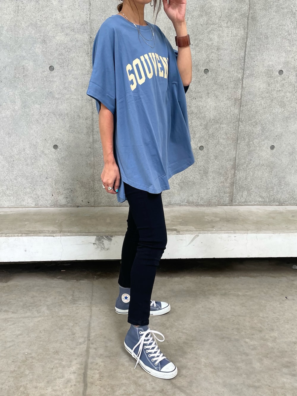 「夏コーデ、パンツスタイル、夏だ！Tシャツ着よう！、ロゴT、プチプラコーデ、ブルー、トートバッグ、カジュアル、ゆるコーデ、コンバース、カラーコーデ、お洒落さんとつながりたい、Tシャツ、カラー×コーデ、キャップ」｜「copineのポンチョ型ロゴオーバーサイズTシャツ(3color)（Tシャツ/カットソー、グリーン系）」を使った、ayaさん（レディース・161cm）の夏コーディネートの2枚目の写真
