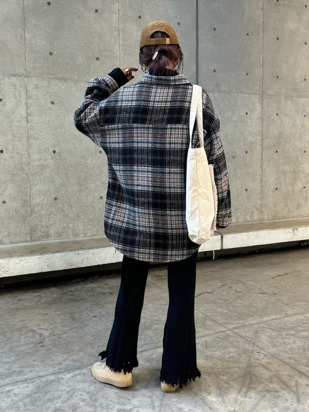 ブラック系のシャツ/ブラウス、ブラック系のその他パンツ、ホワイト系のトートバッグを着用したレディースの冬コーディネートの3枚目の写真