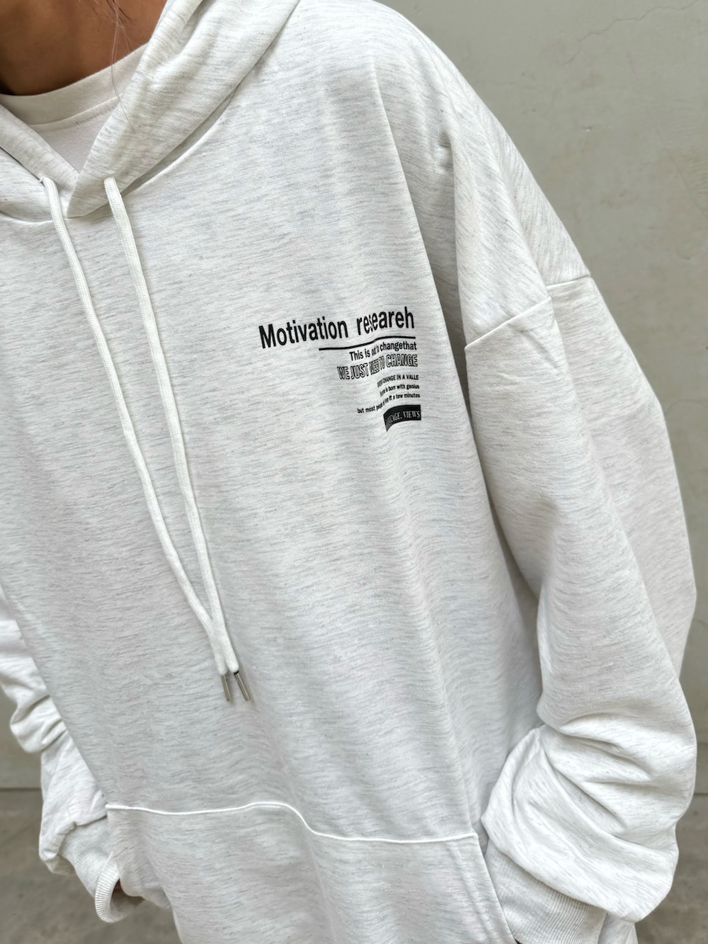 グレー系のパーカー、ブラック系のその他パンツ、ブラック系のスニーカーを着用したレディースの秋コーディネートの4枚目の写真