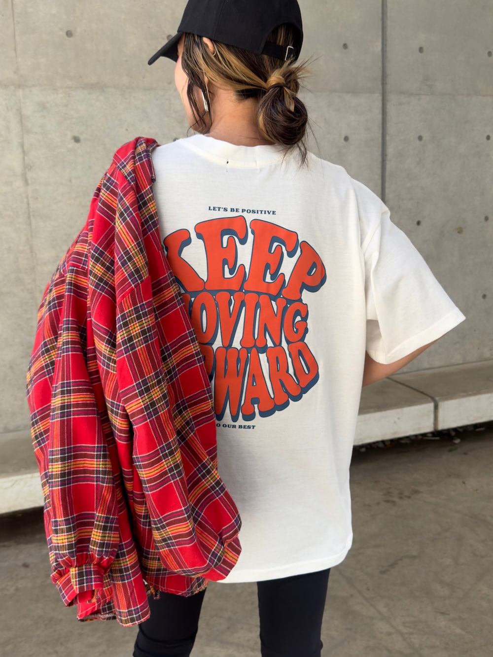 レッド系のシャツ/ブラウス、ホワイト系のTシャツ/カットソー、ブラック系のその他パンツを着用したレディースの春コーディネートの4枚目の写真