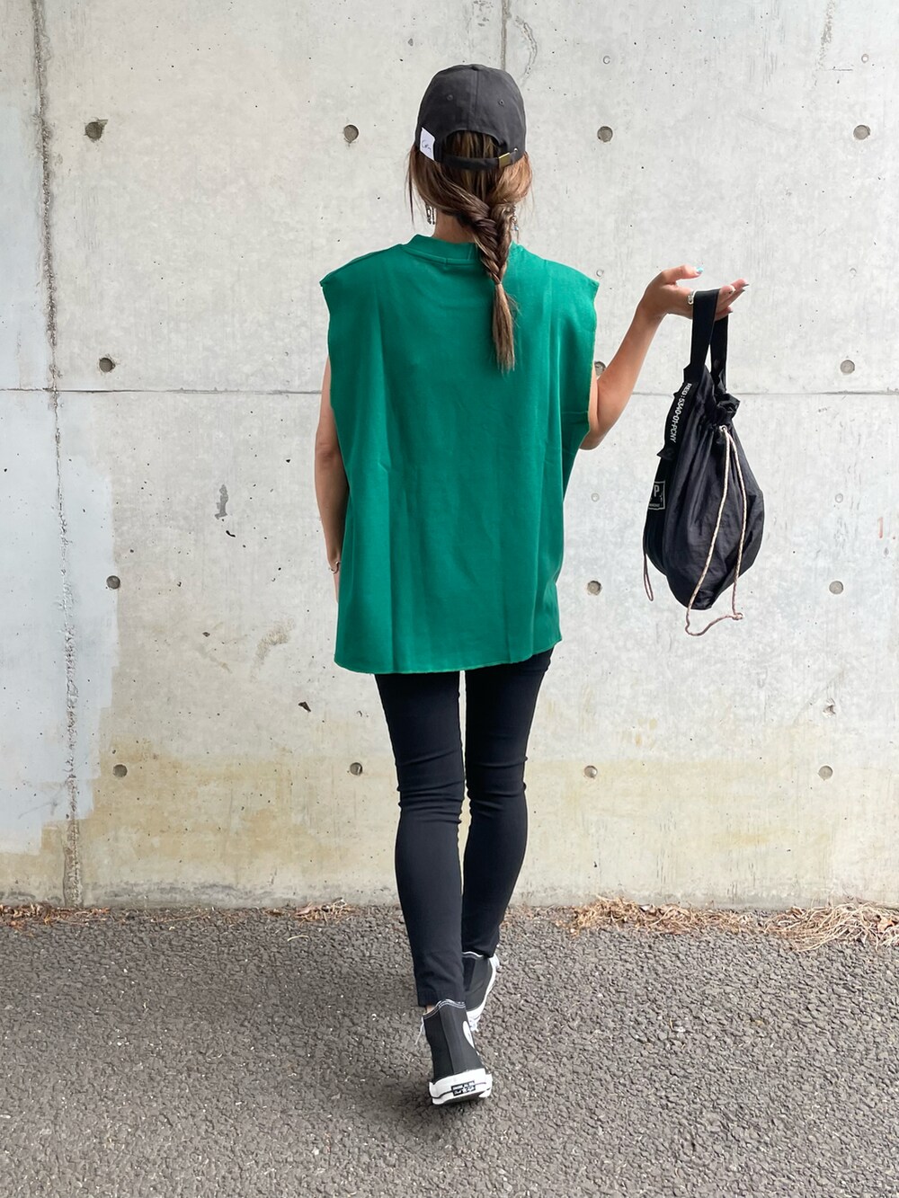 グリーン系のTシャツ/カットソー、その他のその他パンツ、ブラック系のスニーカーを着用したレディースの夏コーディネートの3枚目の写真