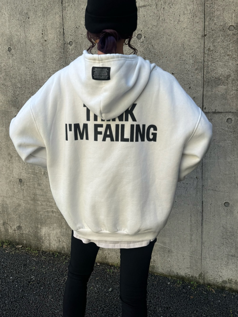 ホワイト系のパーカー、ブラック系のその他パンツ、ホワイト系のその他パンツを着用したレディースの秋コーディネートの5枚目の写真